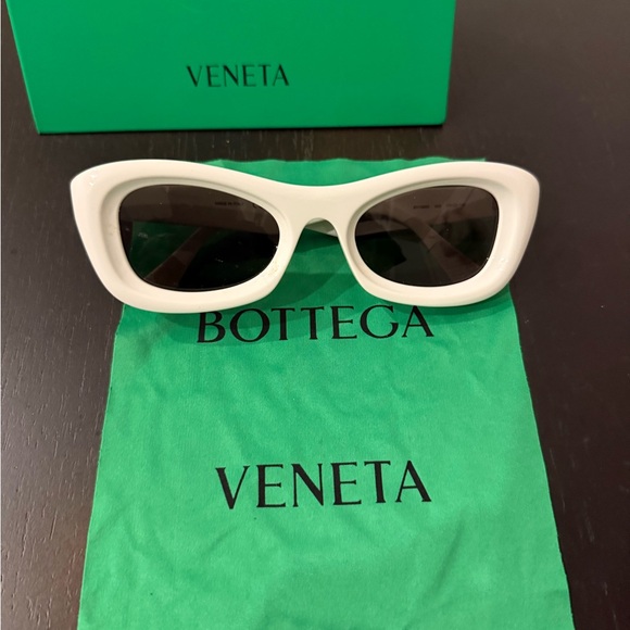 Beautiful AUTHENTIC Bottega Veneta Shades - Picture 3 of 8